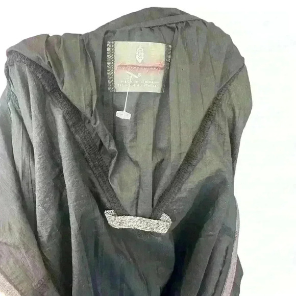 FP Movement Great Escape Run Windbreaker NWOT SMALL Black and Silver - Picture 6 of 9